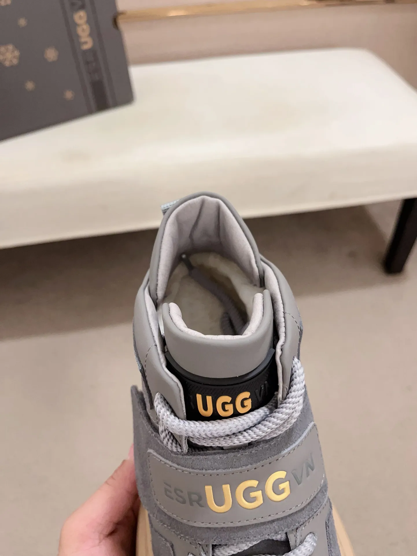 Factory Price: 380 Men's Men's Shoes💰North American Men's Shoes Ugg ☃️In the special sale of new high-quality men's shoes and snow boots in autumn and winter, the nemesis of extreme cold weather! Made of cowhide leather, merino wool lining, and original outsole, whether driving, outdoor or daily wear, there is always one that suits you! Code number 39-44